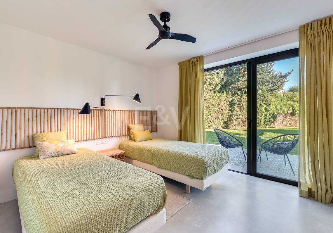 Wunderschöne Villa im Boho-Stil, nur wenige Schritte vom Strand in der renommierten Guadalmina entfernt