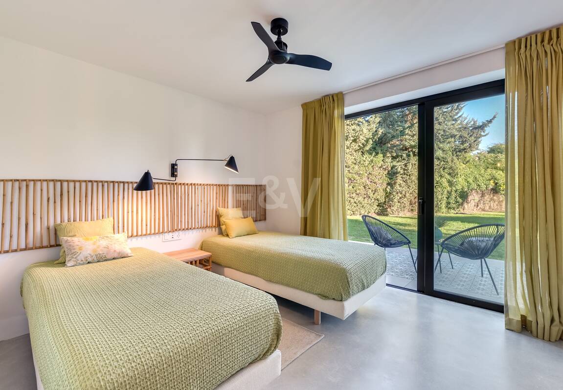 Magnifik andalusisk-Cortijo Style Villa Bara några steg från stranden i prestigefyllda Guadalmina Baja