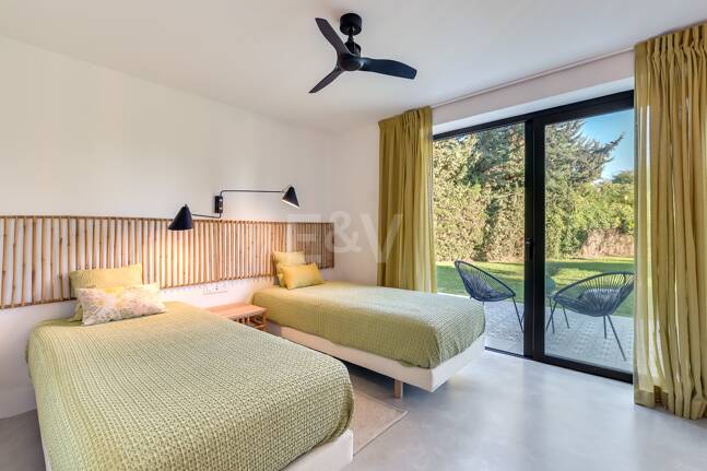 Magnifik andalusisk-Cortijo Style Villa Bara några steg från stranden i prestigefyllda Guadalmina Baja