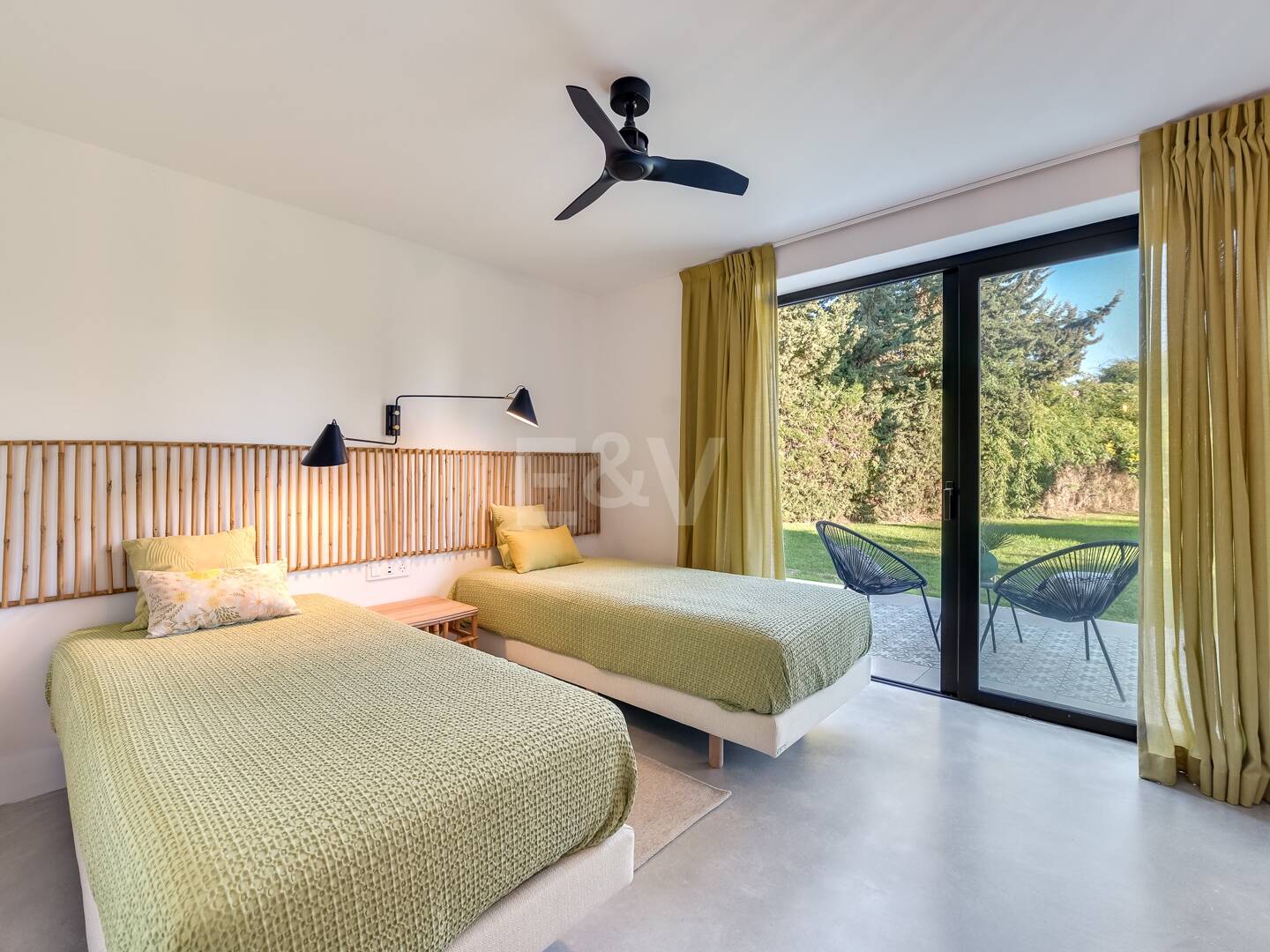 Magnifik andalusisk-Cortijo Style Villa Bara några steg från stranden i prestigefyllda Guadalmina Baja