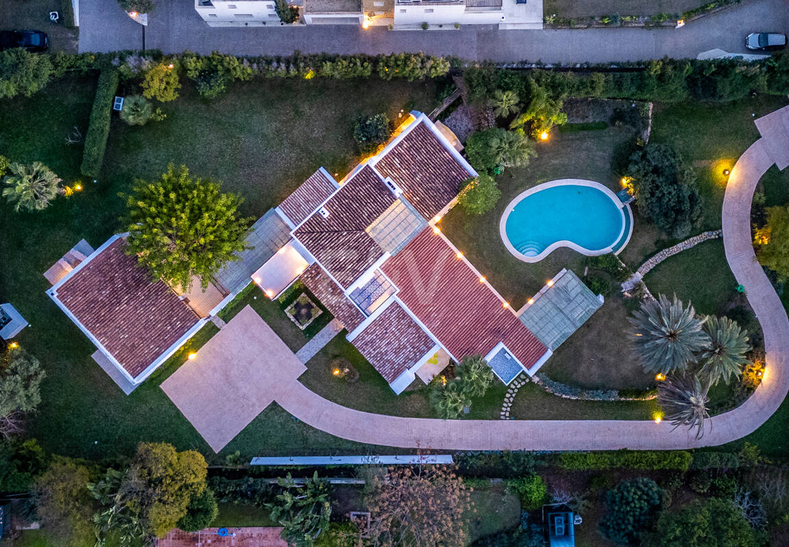 Magnifik andalusisk-Cortijo Style Villa Bara några steg från stranden i prestigefyllda Guadalmina Baja