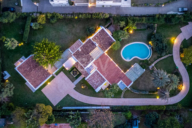 Magnifik andalusisk-Cortijo Style Villa Bara några steg från stranden i prestigefyllda Guadalmina Baja