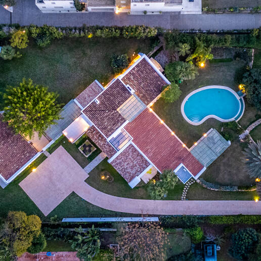 Magnifik andalusisk-Cortijo Style Villa Bara några steg från stranden i prestigefyllda Guadalmina Baja