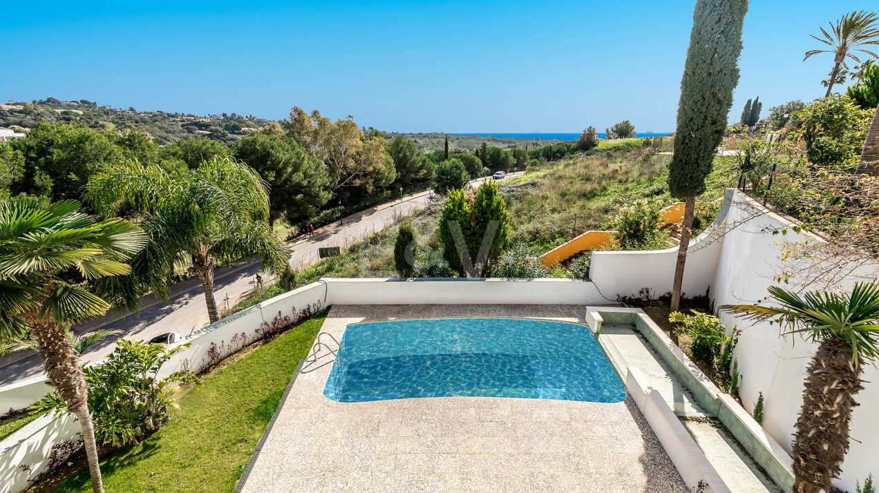 Villa Moderna con Vistas al Mar en Santa María Golf, Elviria