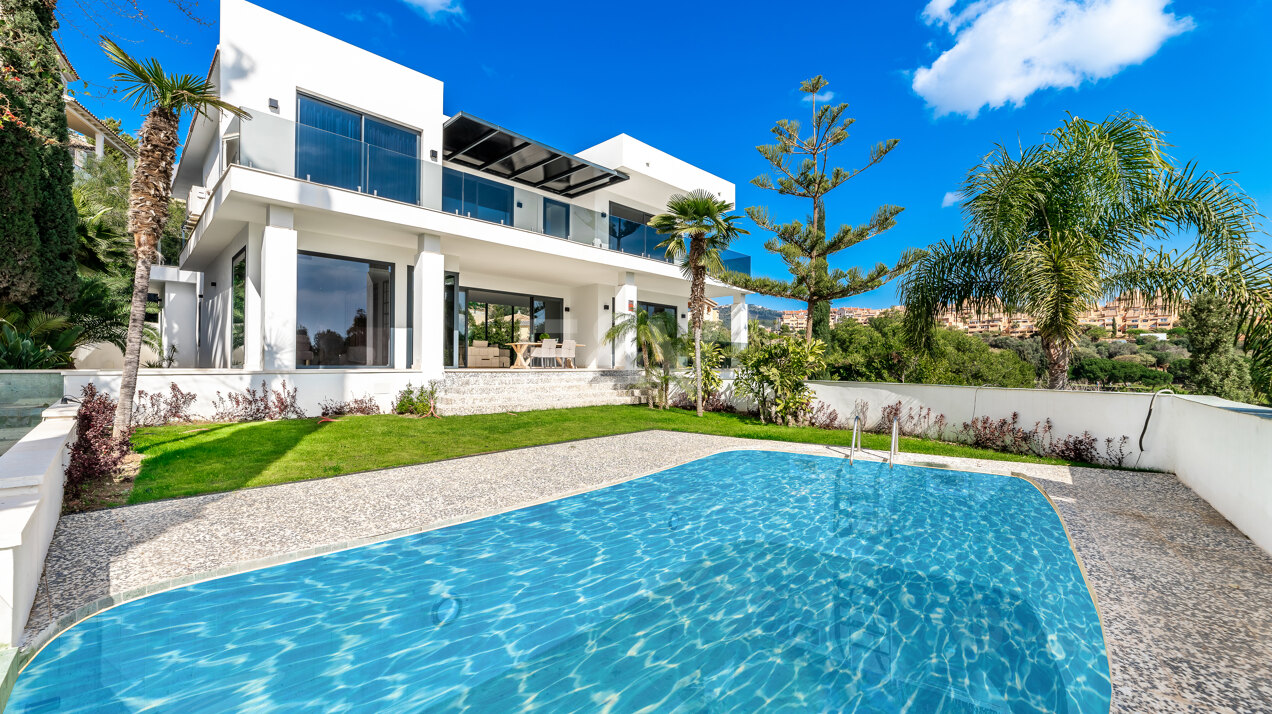 Villa Moderna con Vistas al Mar en Santa María Golf, Elviria