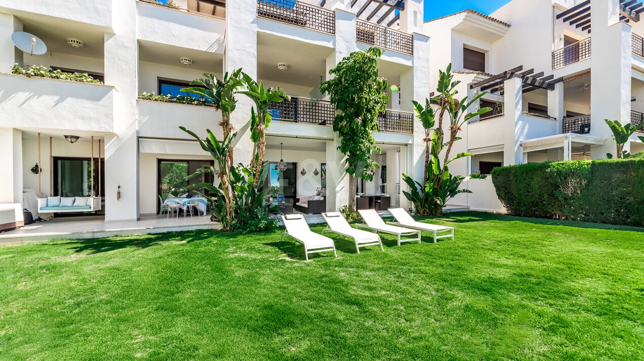 Moderno apartamento con el jardín en esquina con vista al mar en El Mirador del Paraíso