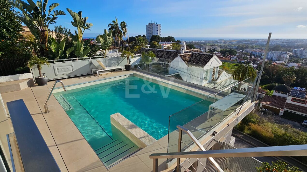 Moderne Villa in Nueva Andalusien mit Panoramablick auf das Meer