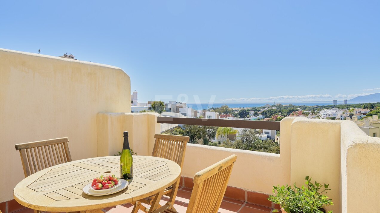 Adosada familiar de 3 dormitorios con impresionantes vistas al mar en Cabopino, Marbella