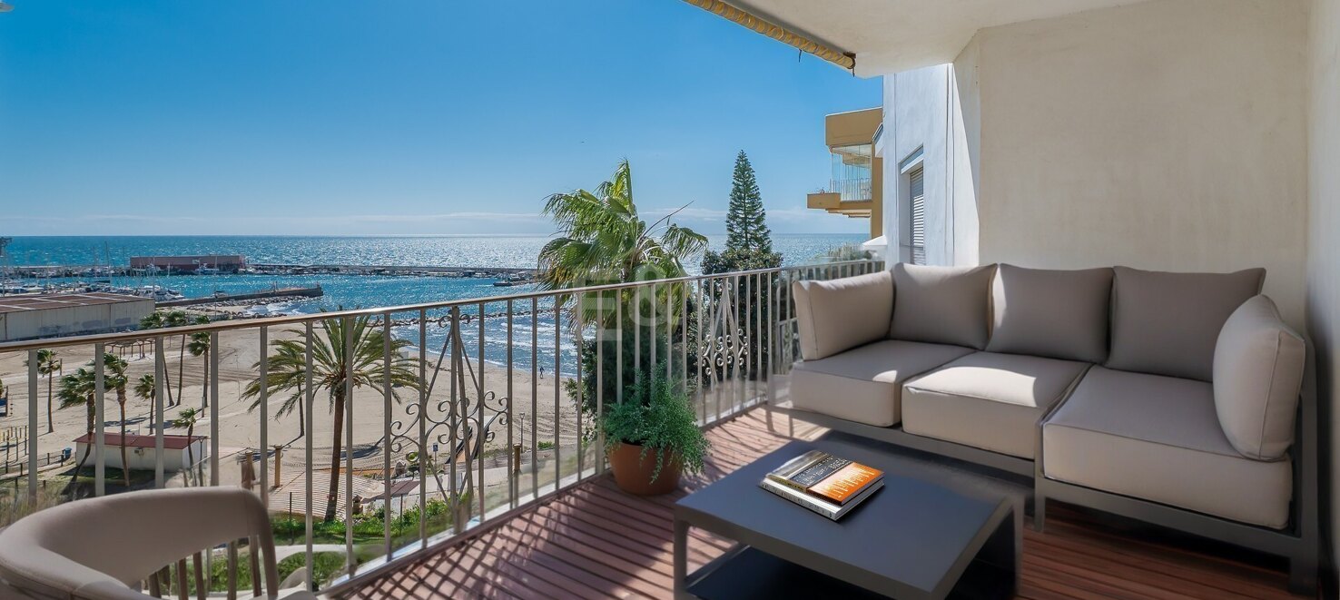 Beachfront Apartment with Sea Views and Direct Access to the Beach