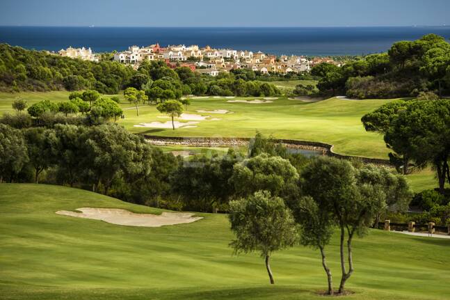 Frontline golf villa i Cabopino med hisnande panoramautsikt