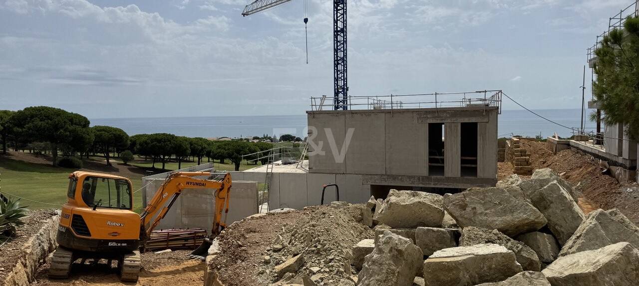 Frontline golf villa i Cabopino med hisnande panoramautsikt