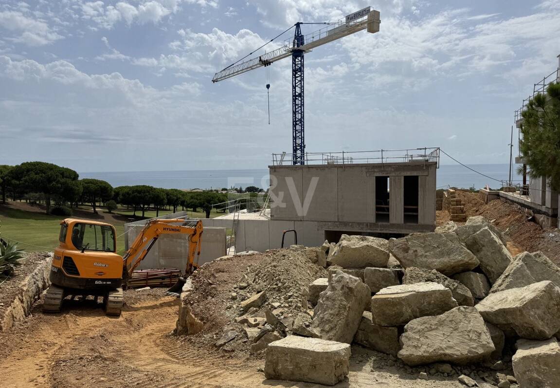 Frontline golf villa i Cabopino med hisnande panoramautsikt