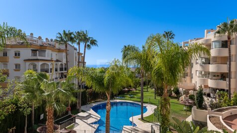 Impeccable south-facing apartment with sea views in Marbella’s Golden Mile