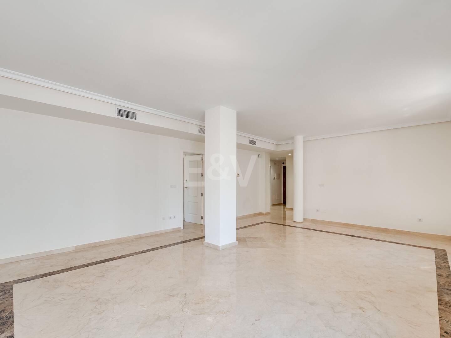 Bajo con Gran Terraza a Pasos de la Playa y Puerto Banús