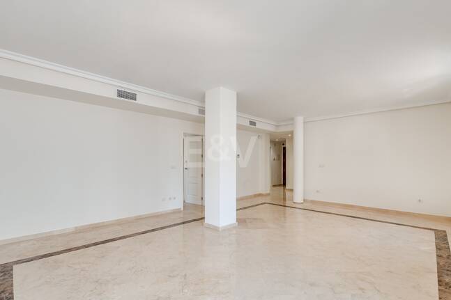 Lägenhet med stor terrass, steg från stranden och Puerto Banus