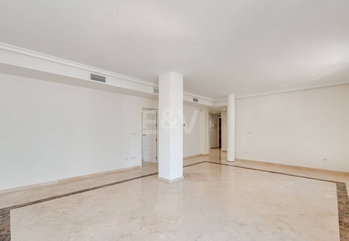 Lägenhet med stor terrass, steg från stranden och Puerto Banus