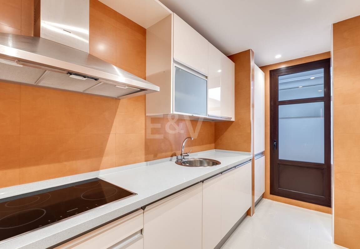 Lägenhet med stor terrass, steg från stranden och Puerto Banus