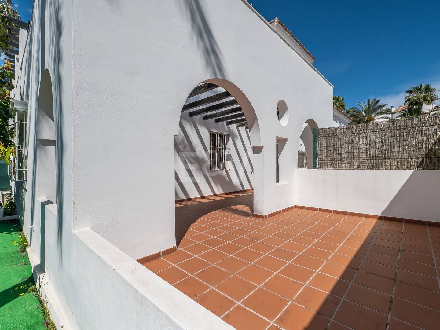 Bajo con Gran Terraza a Pasos de la Playa y Puerto Banús