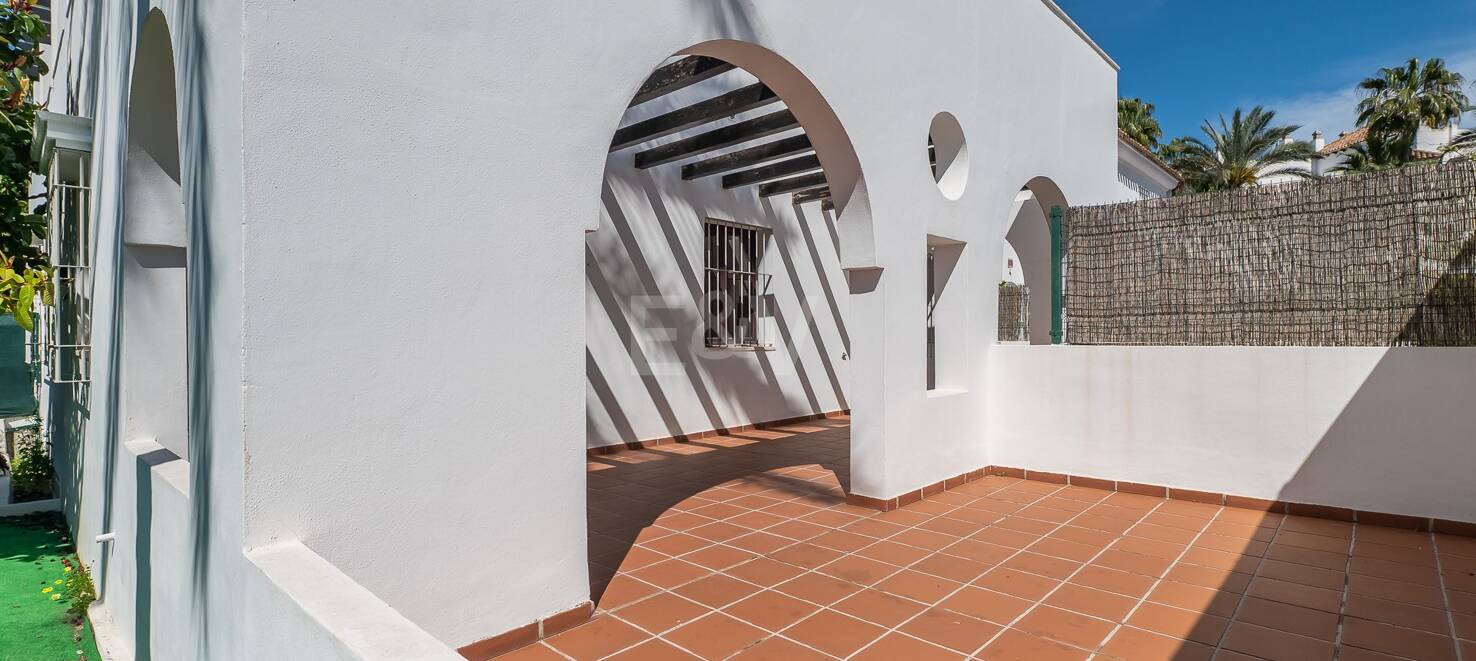 Lägenhet med stor terrass, steg från stranden och Puerto Banus