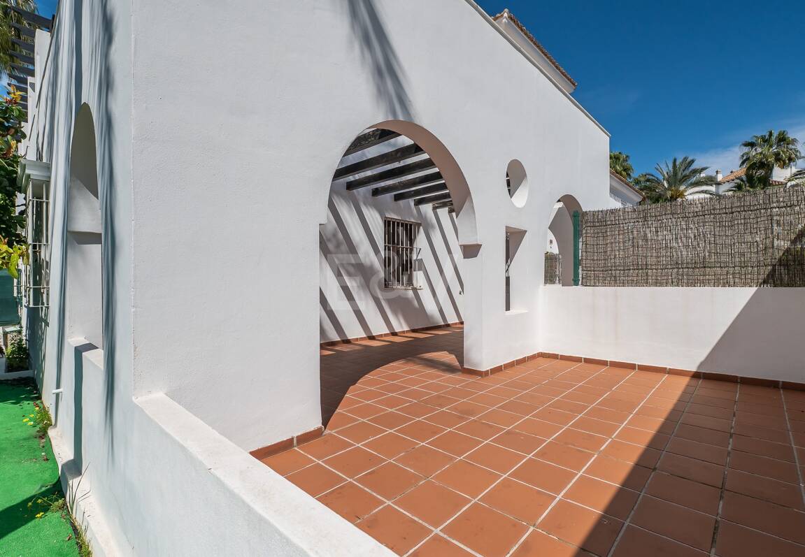 Lägenhet med stor terrass, steg från stranden och Puerto Banus