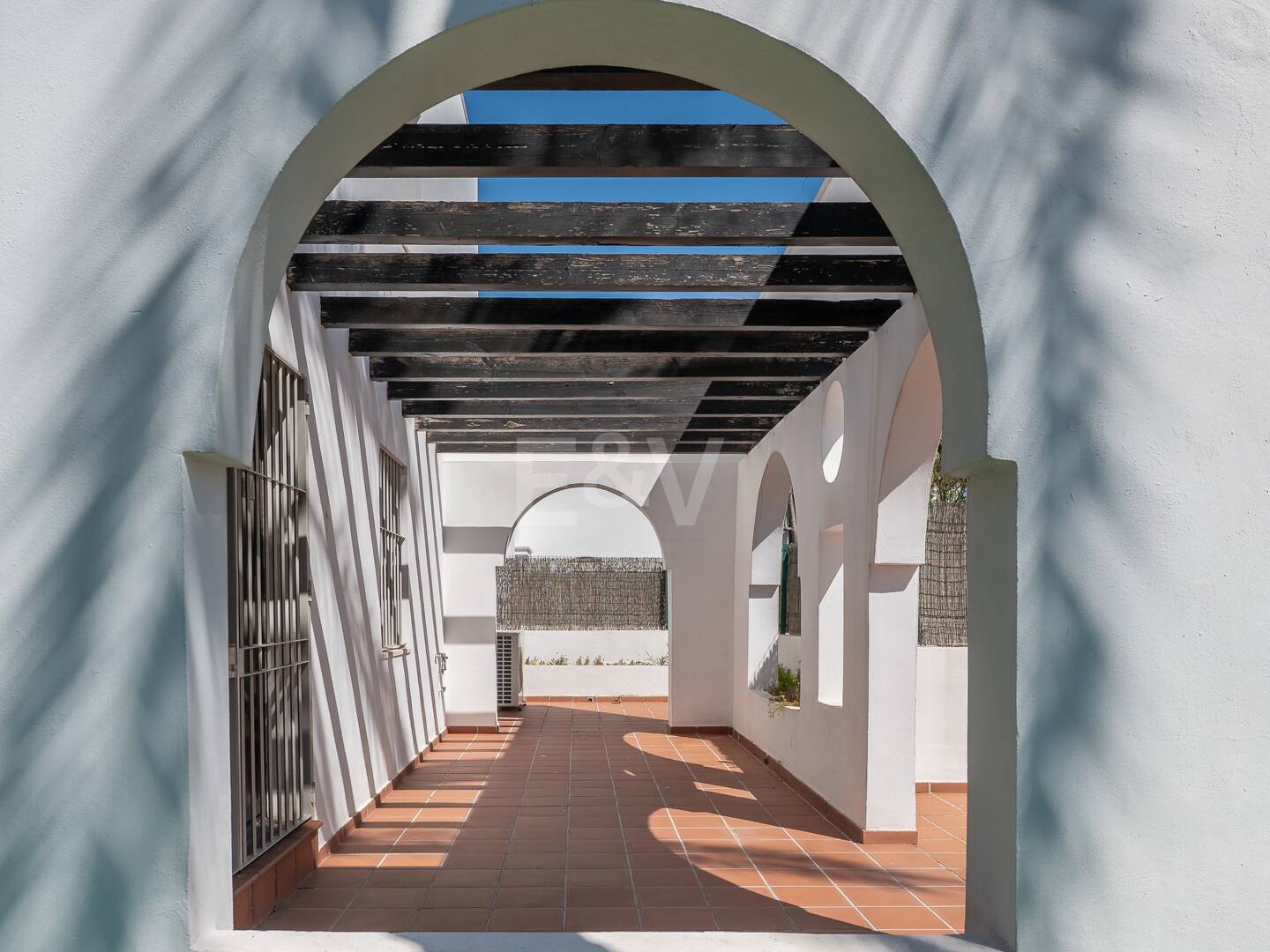 Lägenhet med stor terrass, steg från stranden och Puerto Banus