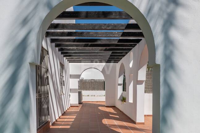 Lägenhet med stor terrass, steg från stranden och Puerto Banus