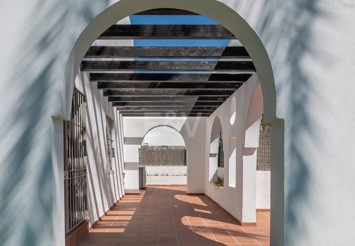 Lägenhet med stor terrass, steg från stranden och Puerto Banus