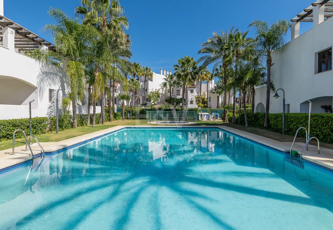 Lägenhet med stor terrass, steg från stranden och Puerto Banus