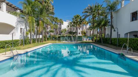 Apartment with large terrace, steps from the Beach and Puerto Banus