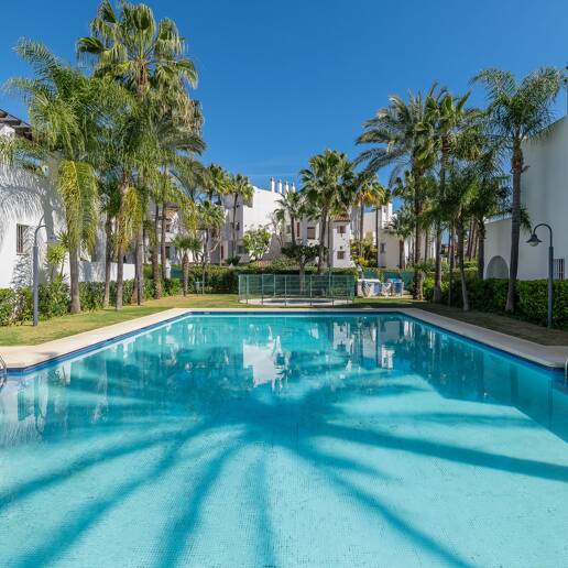 Lägenhet med stor terrass, steg från stranden och Puerto Banus