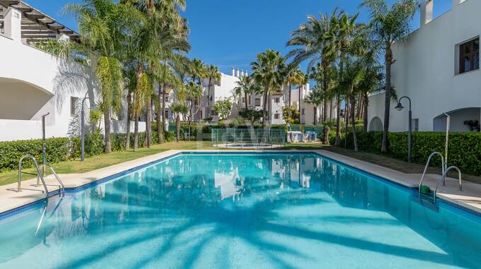 Apartament z dużym tarasem, kroki od plaży i Puerto Banus