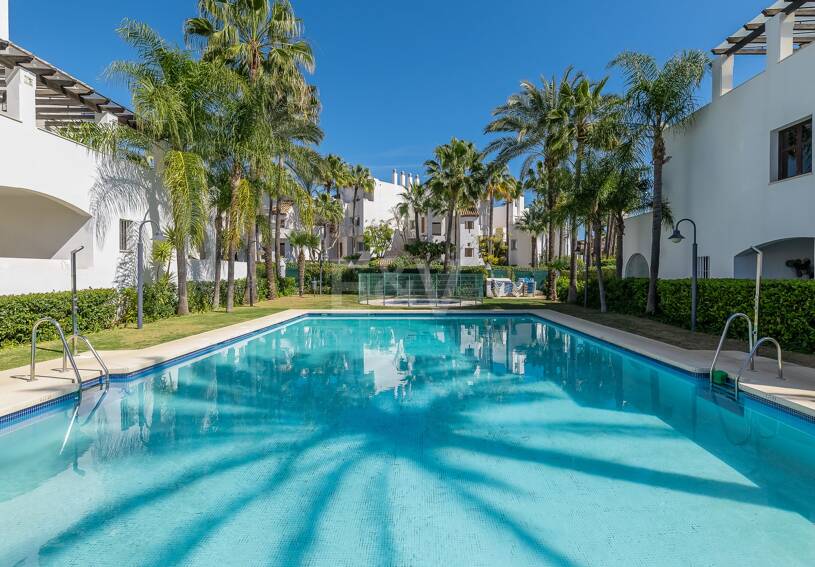 Lägenhet med stor terrass, steg från stranden och Puerto Banus