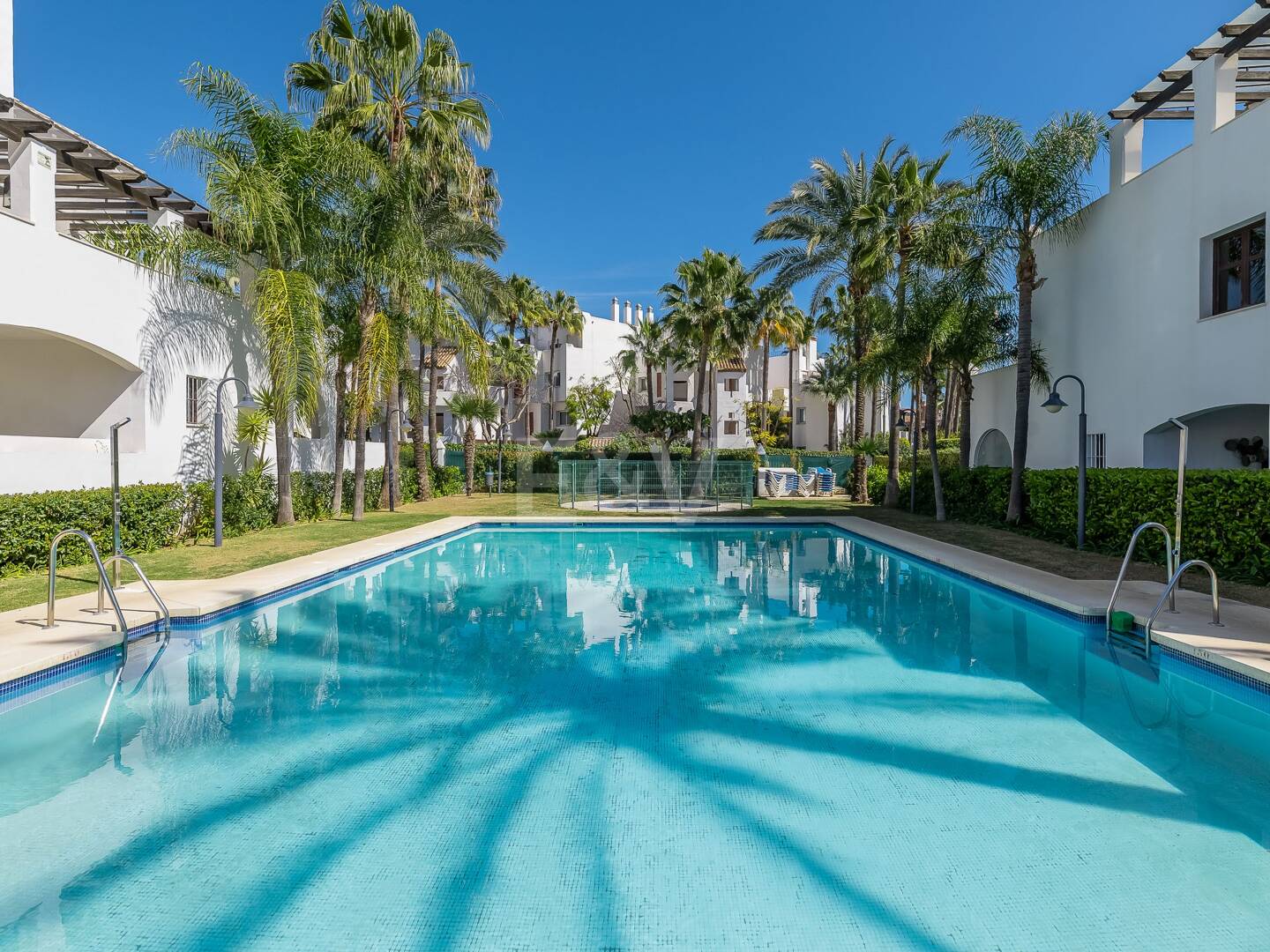 Bajo con Gran Terraza a Pasos de la Playa y Puerto Banús