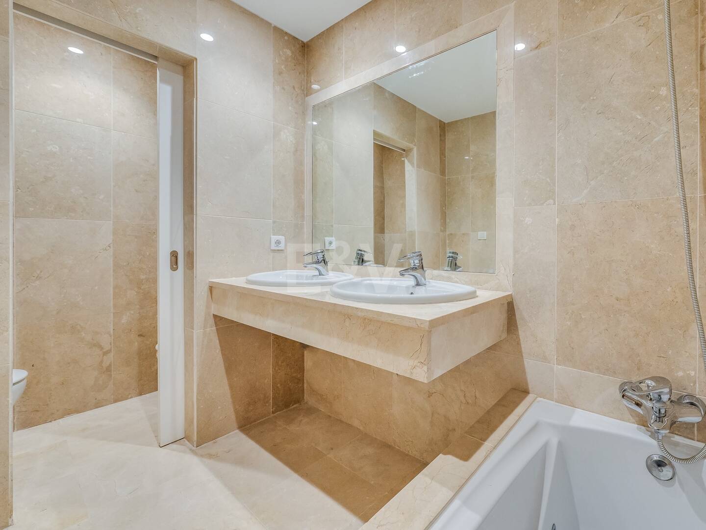 Bajo con Gran Terraza a Pasos de la Playa y Puerto Banús