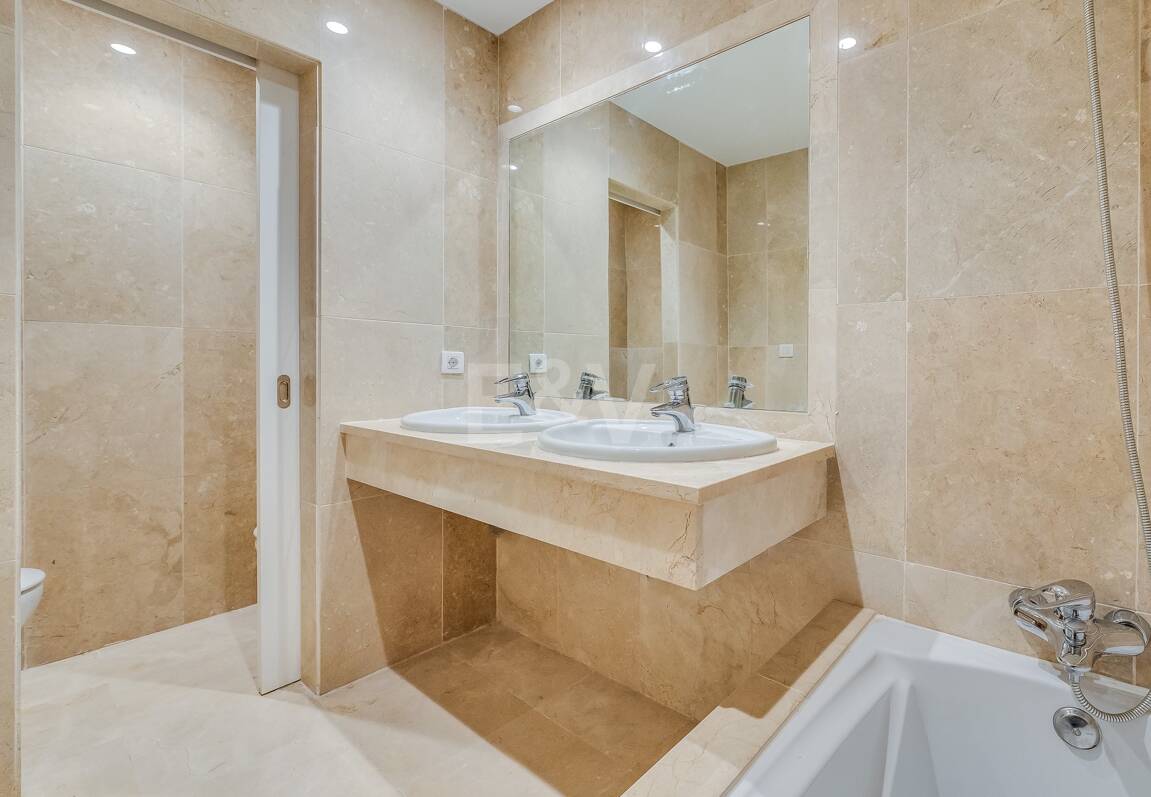 Lägenhet med stor terrass, steg från stranden och Puerto Banus