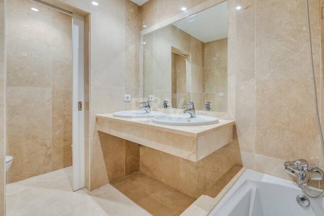 Lägenhet med stor terrass, steg från stranden och Puerto Banus