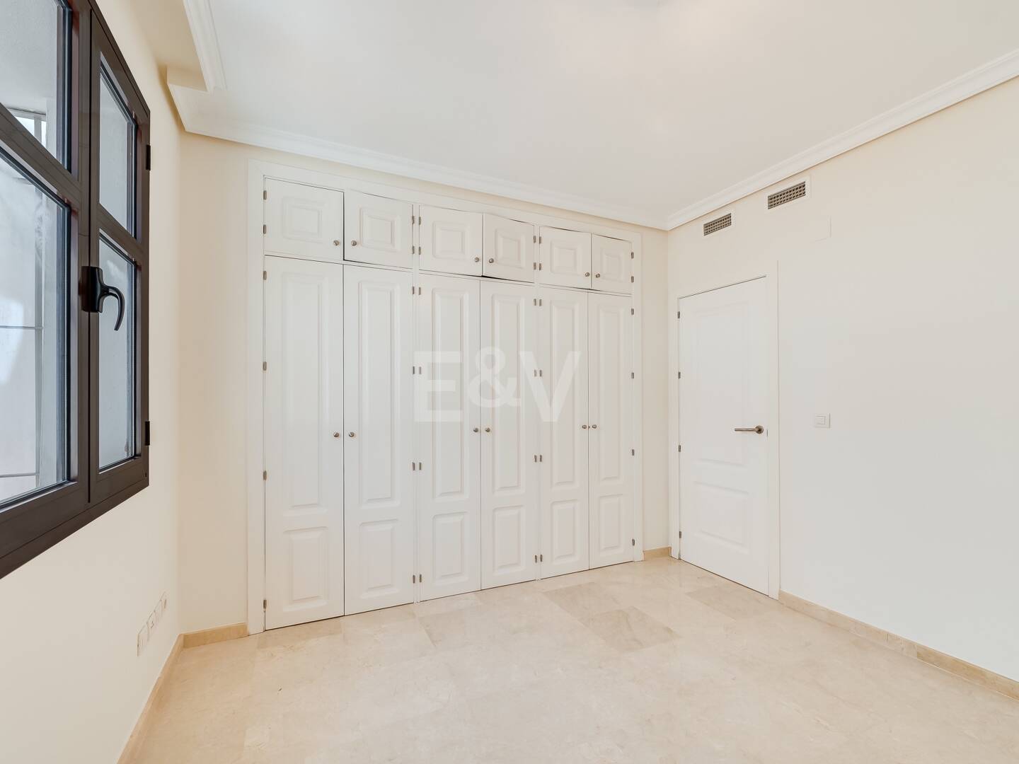 Lägenhet med stor terrass, steg från stranden och Puerto Banus