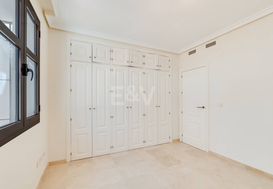 Lägenhet med stor terrass, steg från stranden och Puerto Banus