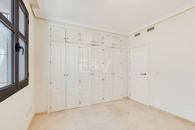 Lägenhet med stor terrass, steg från stranden och Puerto Banus