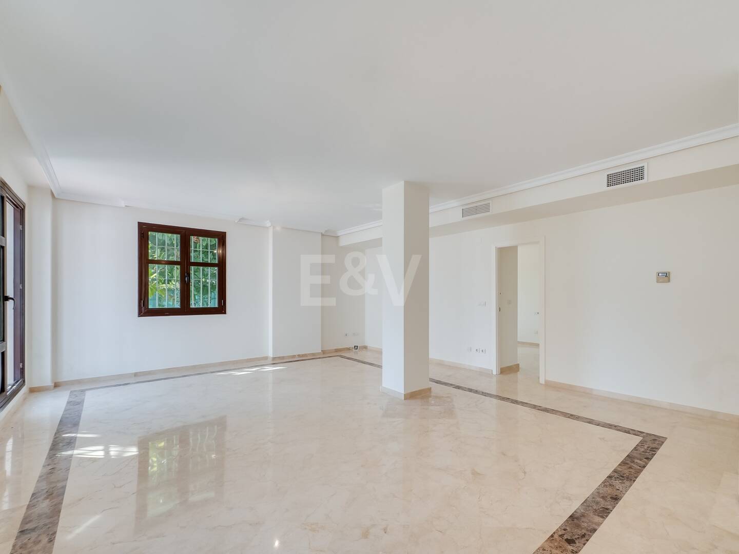 Bajo con Gran Terraza a Pasos de la Playa y Puerto Banús