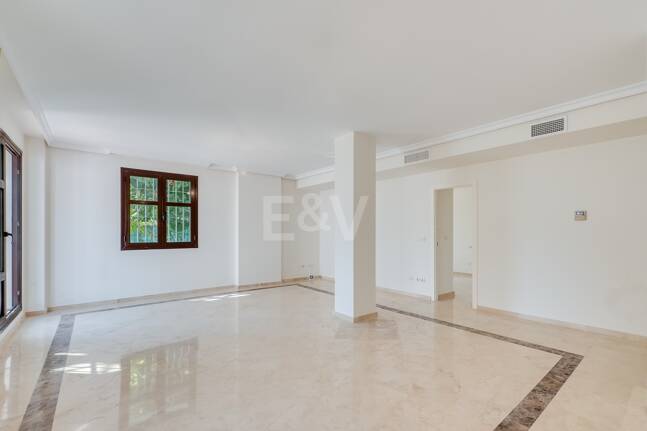 Lägenhet med stor terrass, steg från stranden och Puerto Banus