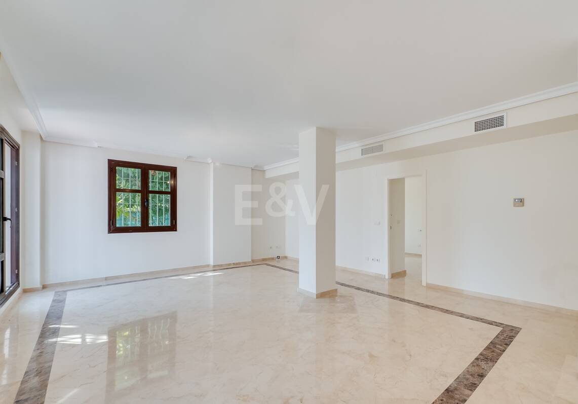 Wohnung mit großer Terrasse, Strandnah in Puerto Banus
