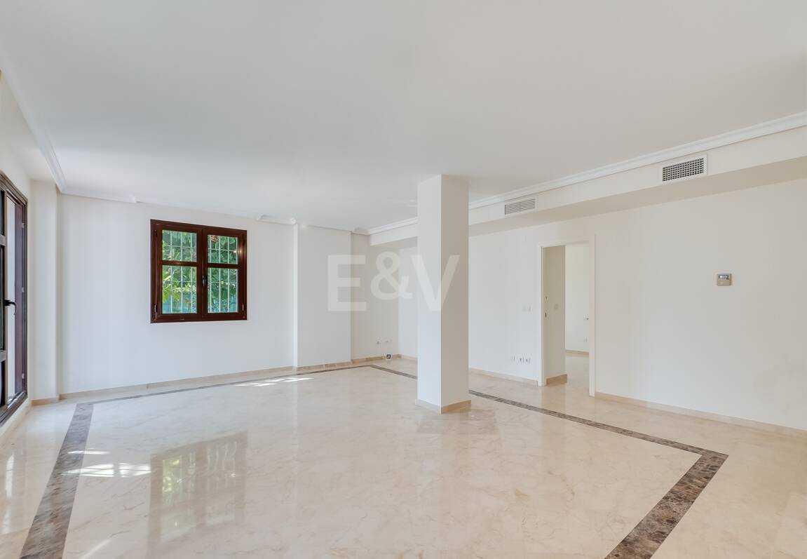 Lägenhet med stor terrass, steg från stranden och Puerto Banus