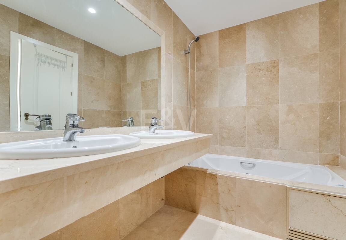 Lägenhet med stor terrass, steg från stranden och Puerto Banus