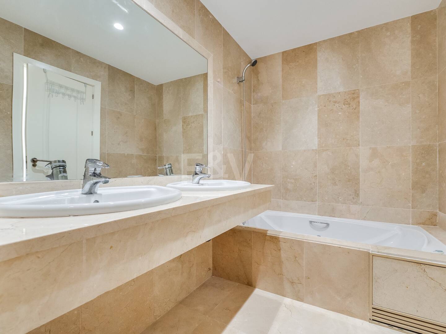 Bajo con Gran Terraza a Pasos de la Playa y Puerto Banús