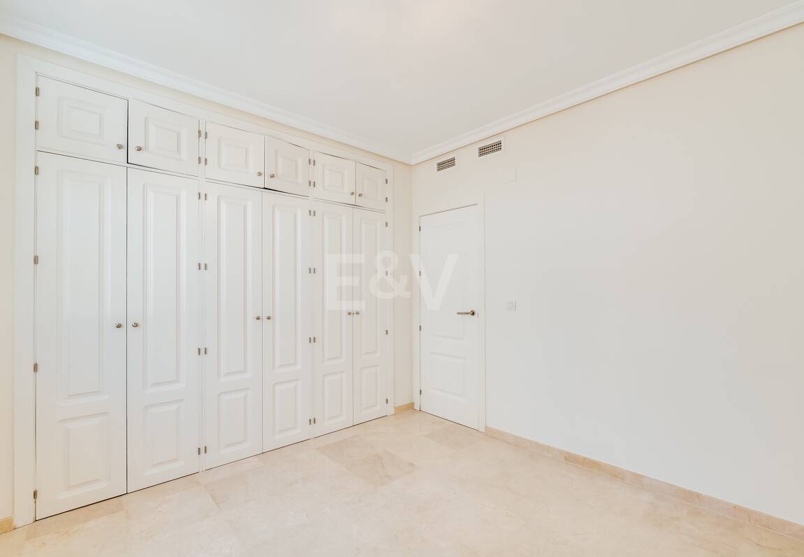 Lägenhet med stor terrass, steg från stranden och Puerto Banus