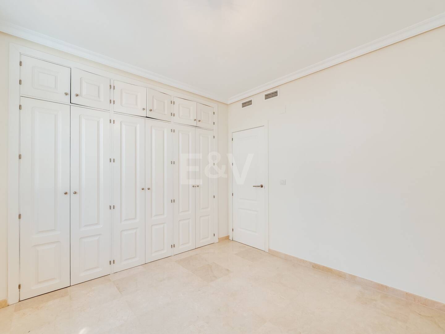 Bajo con Gran Terraza a Pasos de la Playa y Puerto Banús