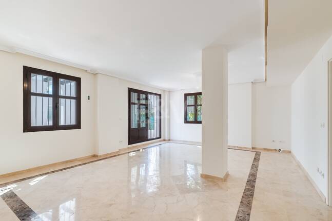 Lägenhet med stor terrass, steg från stranden och Puerto Banus