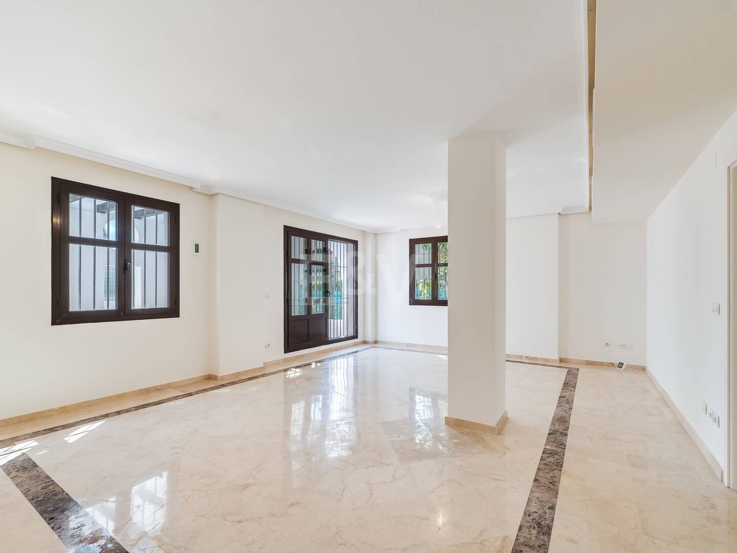 Lägenhet med stor terrass, steg från stranden och Puerto Banus