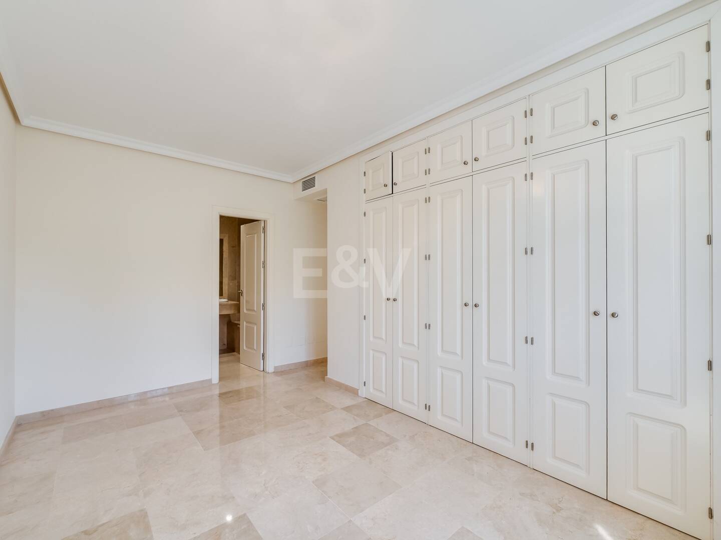 Bajo con Gran Terraza a Pasos de la Playa y Puerto Banús